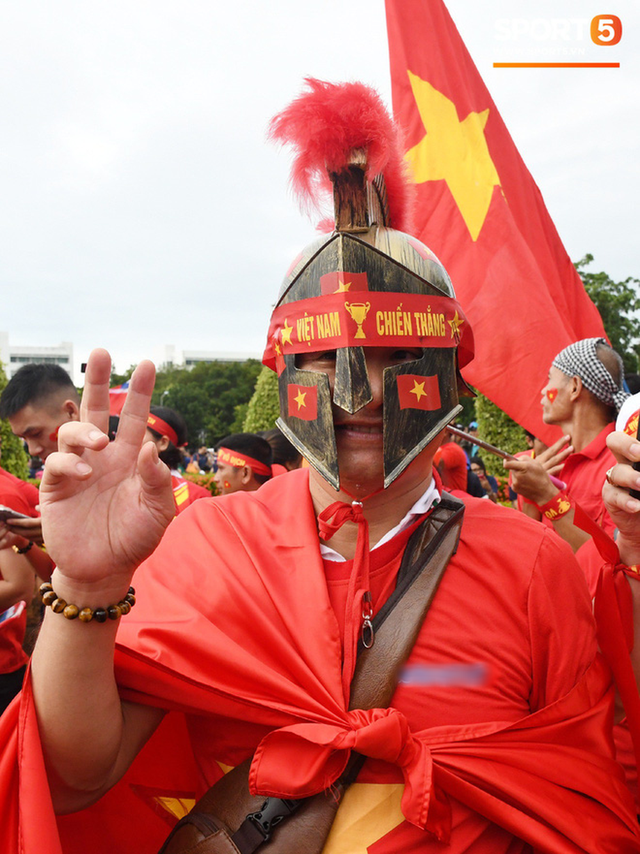 Fan cổ vũ cuồng nhiệt bất chấp mưa lớn trước trận Việt Nam đại chiến Thái Lan - Ảnh 10.