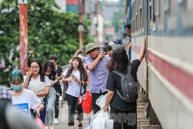 Ngỡ ngàng với diện mạo mới ga Long Biên - Ảnh 10.