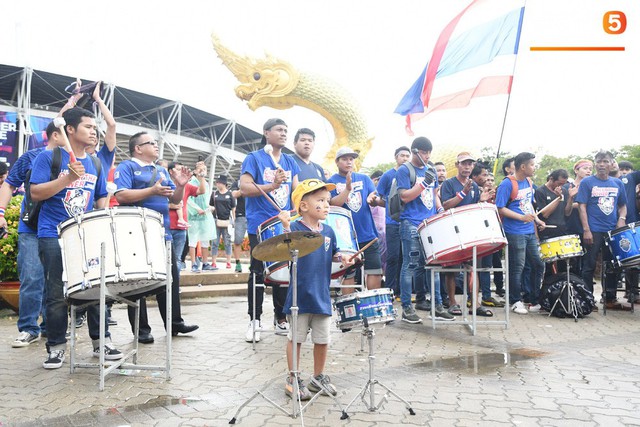 Fan cổ vũ cuồng nhiệt bất chấp mưa lớn trước trận Việt Nam đại chiến Thái Lan - Ảnh 11.