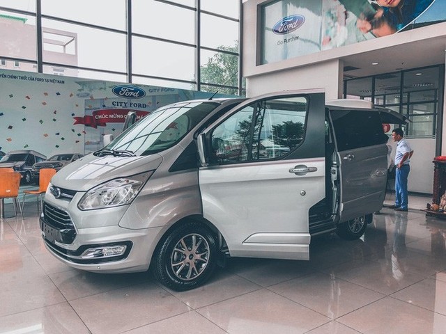 Ford Tourneo bản thương mại ồ ạt về đại lý, giá dự kiến rẻ hơn Kia Sedona - Ảnh 3.