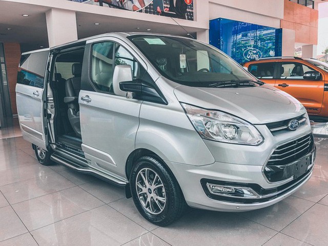 Ford Tourneo bản thương mại ồ ạt về đại lý, giá dự kiến rẻ hơn Kia Sedona - Ảnh 4.