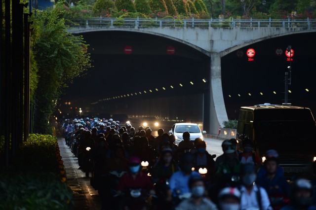 Theo làn răm rắp, cả dòng xe nối đuôi vào hầm vượt sông lớn nhất Việt Nam - Ảnh 7.