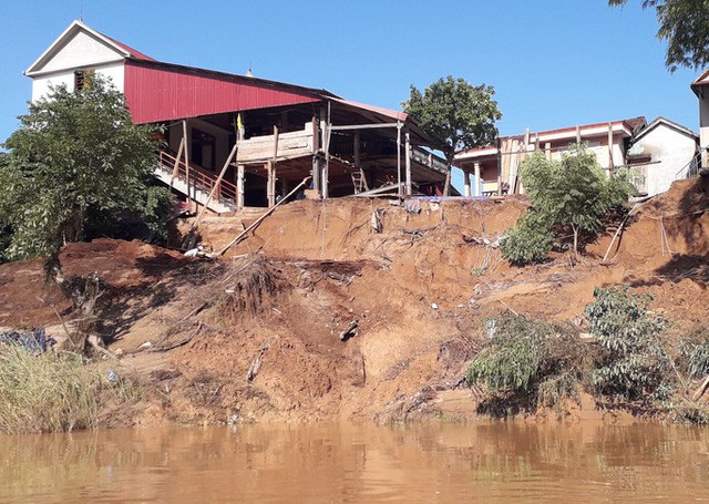 Cận cảnh sạt lở ven Sông Gianh, nhiều nhà dân nguy cơ bị hà bá nuốt chửng  - Ảnh 6.