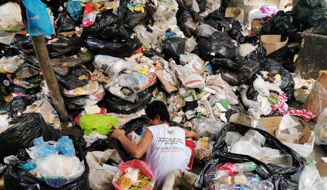 Pagpag: Từ cơm thừa canh cặn trong thùng rác biến thành món ăn không thể chối từ của những người sống dưới đáy xã hội ở Philippines - Ảnh 8.
