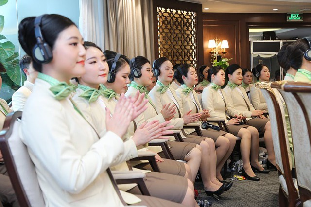 Ngắm dàn tiếp viên hàng không Bamboo Airways được ông Trịnh Văn Quyết cho “lên sóng” - Ảnh 1.