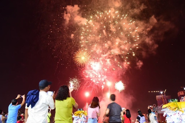Sài Gòn rực rỡ pháo hoa khoảnh khắc chào năm 2020 - Ảnh 2.