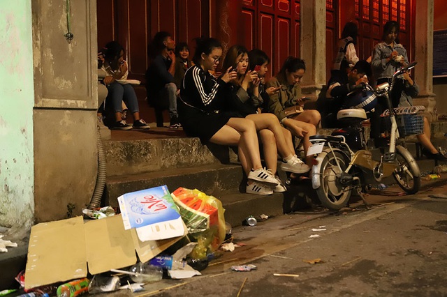 Hình ảnh khó thương trên phố đi bộ Sài Gòn, Hà Nội ngày đầu năm mới 2020 - Ảnh 2.