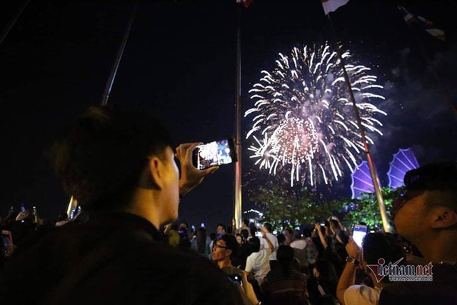 Sài Gòn rực rỡ pháo hoa khoảnh khắc chào năm 2020 - Ảnh 11.