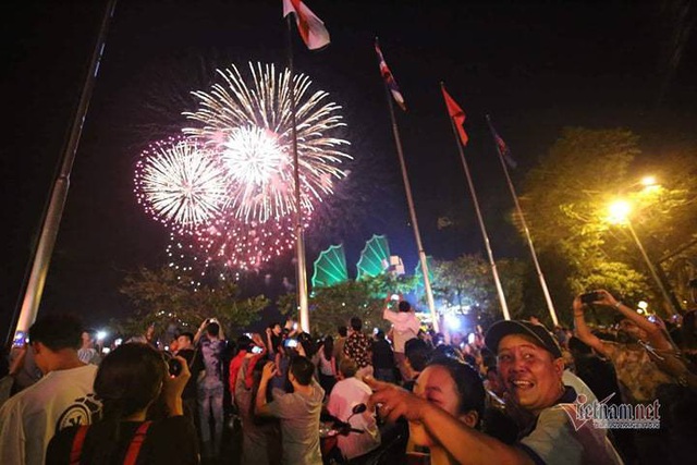 Sài Gòn rực rỡ pháo hoa khoảnh khắc chào năm 2020 - Ảnh 12.