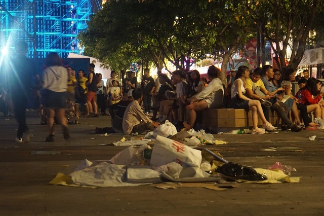 Hình ảnh khó thương trên phố đi bộ Sài Gòn, Hà Nội ngày đầu năm mới 2020 - Ảnh 15.