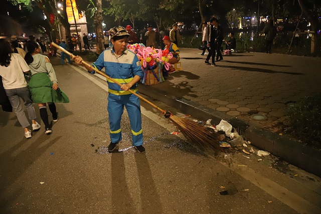 Hình ảnh khó thương trên phố đi bộ Sài Gòn, Hà Nội ngày đầu năm mới 2020 - Ảnh 16.