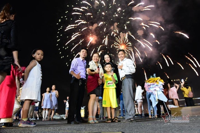 Sài Gòn rực rỡ pháo hoa khoảnh khắc chào năm 2020 - Ảnh 6.