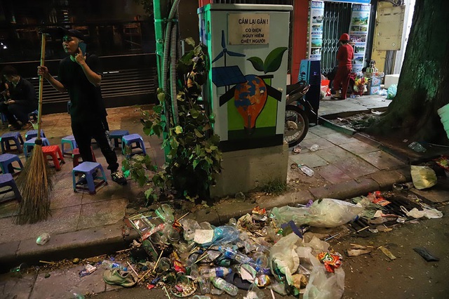 Hình ảnh khó thương trên phố đi bộ Sài Gòn, Hà Nội ngày đầu năm mới 2020 - Ảnh 6.