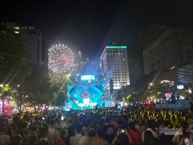 Sài Gòn rực rỡ pháo hoa khoảnh khắc chào năm 2020 - Ảnh 7.