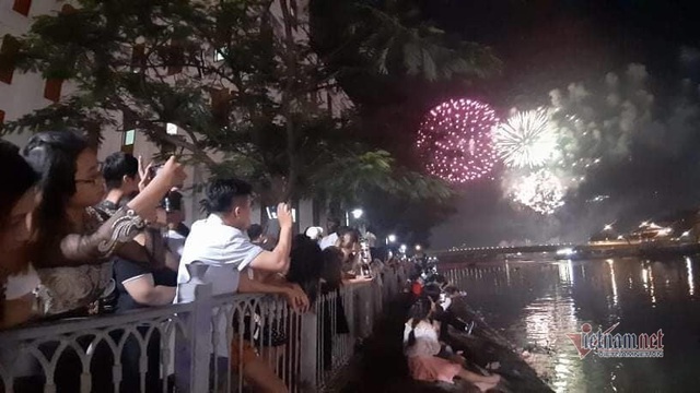 Sài Gòn rực rỡ pháo hoa khoảnh khắc chào năm 2020 - Ảnh 8.