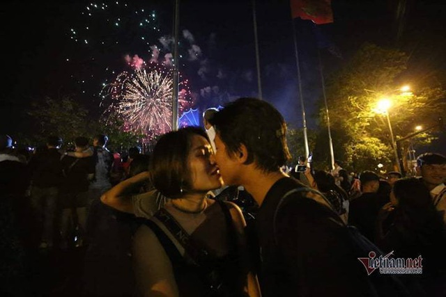 Sài Gòn rực rỡ pháo hoa khoảnh khắc chào năm 2020 - Ảnh 10.