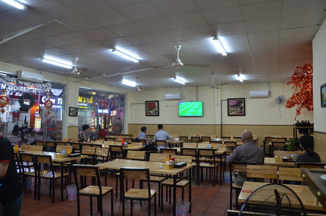 Sợ bị phạt nồng độ cồn, người hâm mộ bỏ quán nhậu, đổ đến cafe xem trận Việt Nam - UAE - Ảnh 4.