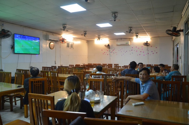 Sợ bị phạt nồng độ cồn, người hâm mộ bỏ quán nhậu, đổ đến cafe xem trận Việt Nam - UAE - Ảnh 6.