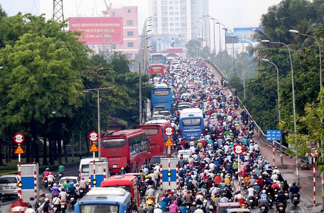 TP HCM: Hàng chục ngàn người đổ ra đường đến bến xe - Ảnh 1.
