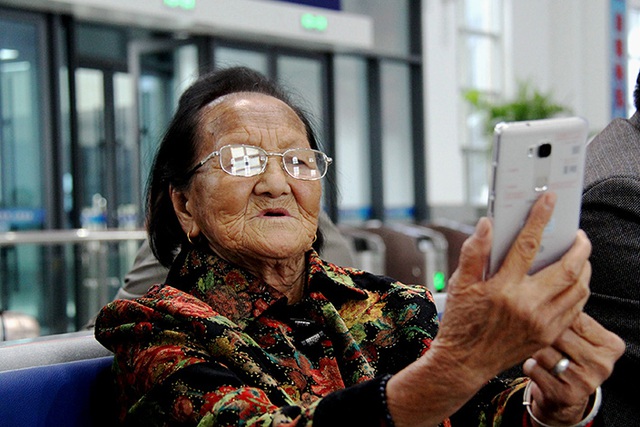 Người già Trung Quốc hồi xuân nhờ cách mạng 4.0: Từ WeChat đến Taobao đều chẳng ngán, thậm chí còn thành thạo hơn giới trẻ! - Ảnh 1.