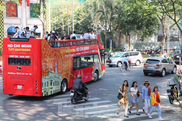 Người Sài Gòn háo hức trải nghiệm xe buýt 2 tầng mui trần lần đầu xuất hiện - Ảnh 1.