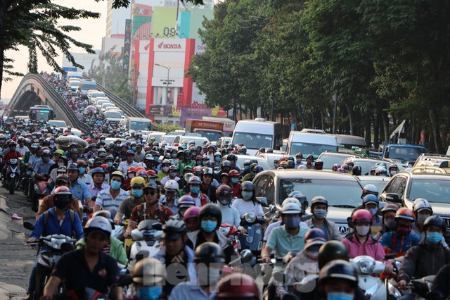 Nghẹt thở qua cửa ngõ sân bay Tân Sơn Nhất những ngày cuối năm - Ảnh 1.