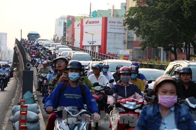 Nghẹt thở qua cửa ngõ sân bay Tân Sơn Nhất những ngày cuối năm - Ảnh 2.