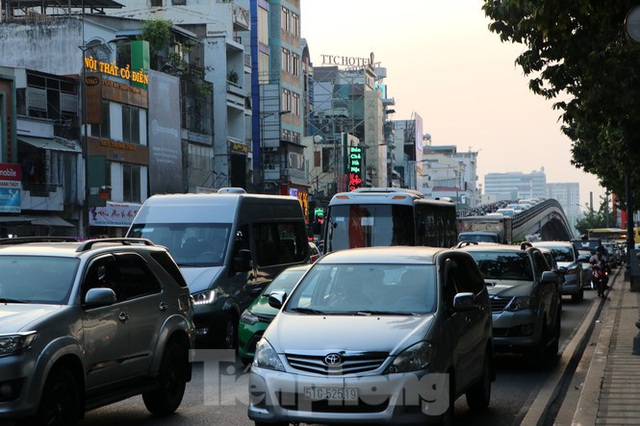 Nghẹt thở qua cửa ngõ sân bay Tân Sơn Nhất những ngày cuối năm - Ảnh 6.