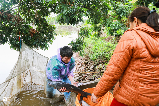 Đeo mặt nạ để... kho cá ở làng Vũ Đại - bí quyết vượt ải mùa Tết 2020 của những nồi cá bạc triệu - Ảnh 1.