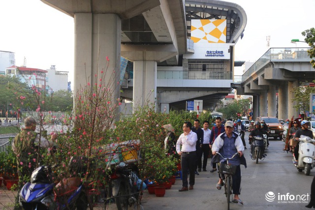 Vỉa hè, sân nhà ga đường sắt trên cao Cát Linh - Hà Đông thành chợ hoa Tết - Ảnh 7.