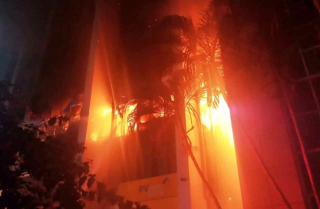  Vụ cháy tòa nhà dầu khí ở TP Thanh Hóa: Thêm 1 người chết, 3 cảnh sát PCCC nhập viện - Ảnh 2.