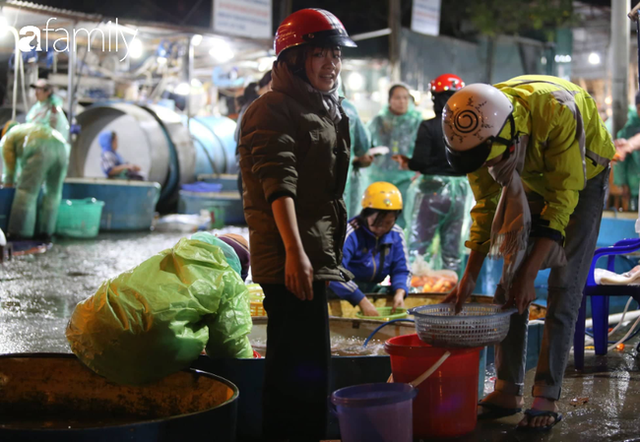  Ngày ông Công ông Táo, chợ cá lớn nhất Hà Nội cháy hàng cá chép từ rạng sáng - Ảnh 2.