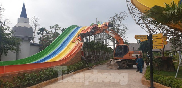 Huy động hơn 100 người tháo dỡ công viên nước lớn nhất Hà Nội - Ảnh 1.