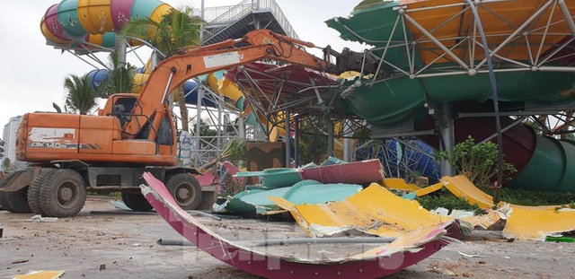 Huy động hơn 100 người tháo dỡ công viên nước lớn nhất Hà Nội - Ảnh 2.