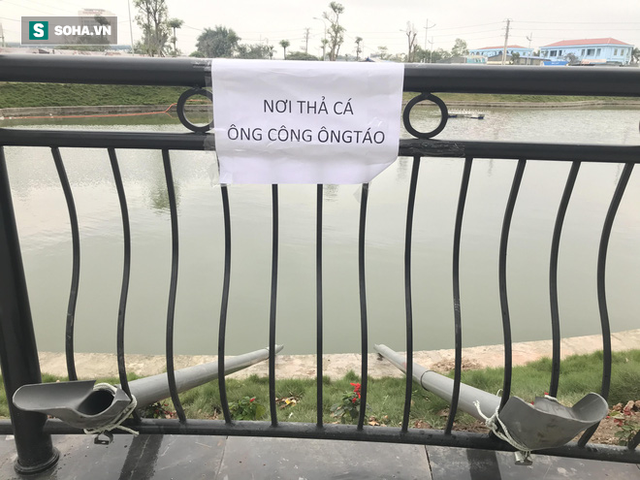  [Ảnh] Độc đáo ở Hà Nội: Thả cá chép qua máng trượt tiễn ông Công ông Táo về trời - Ảnh 2.
