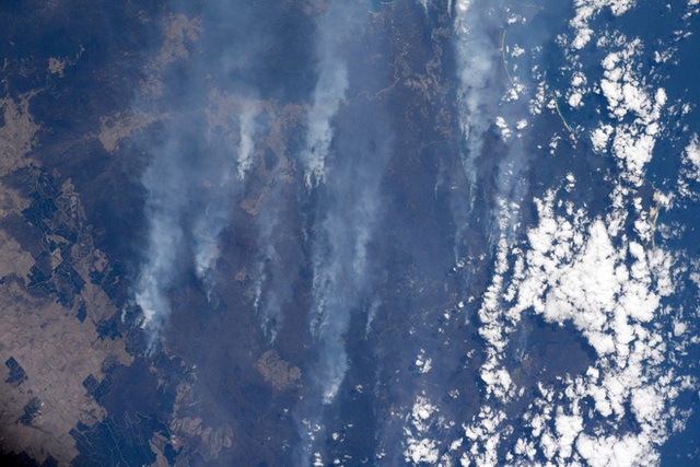 Phi hành gia NASA chia sẻ hình ảnh cháy rừng đại thảm họa nước Úc từ vũ trụ: Chỉ vài tấm ảnh thôi là đủ để thấy tình trạng đau lòng đến mức nào - Ảnh 1.