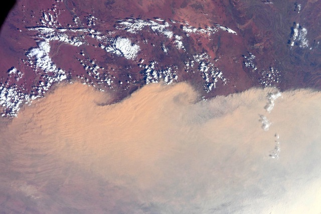 Phi hành gia NASA chia sẻ hình ảnh cháy rừng đại thảm họa nước Úc từ vũ trụ: Chỉ vài tấm ảnh thôi là đủ để thấy tình trạng đau lòng đến mức nào - Ảnh 2.