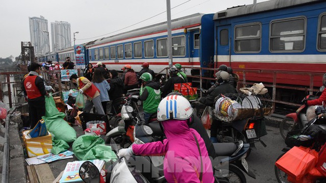 Cầu Long Biên tắc cứng vì người dân thả cá tiễn ông Công ông Táo - Ảnh 2.