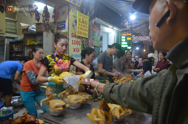 Chùm ảnh: Nửa triệu đồng bộ gà luộc xôi gấc, người Hà Nội chen chúc từ sáng sớm chờ mua cúng ông Công ông Táo - Ảnh 13.