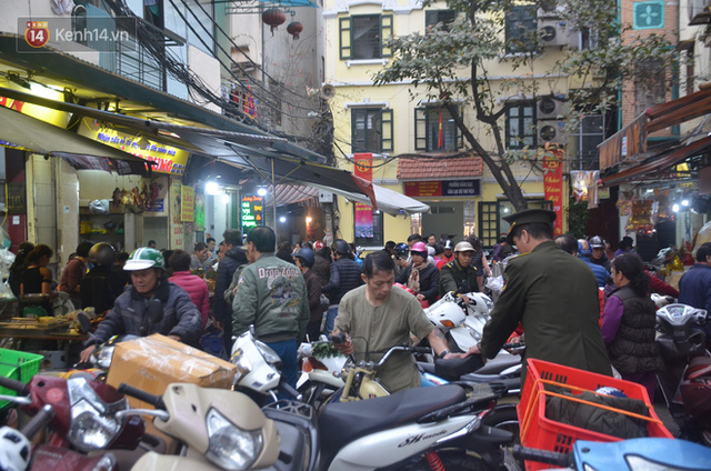 Chùm ảnh: Nửa triệu đồng bộ gà luộc xôi gấc, người Hà Nội chen chúc từ sáng sớm chờ mua cúng ông Công ông Táo - Ảnh 17.