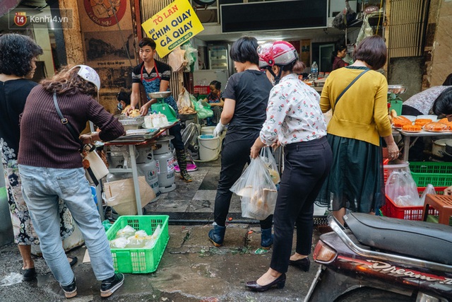 Người Hà Nội chen chúc sắm lễ, mua bộ gà luộc xôi gấc 500.000 - 600.000 đồng cúng tiễn Ông Công Ông Táo - Ảnh 18.