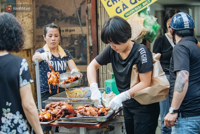 Người Hà Nội chen chúc sắm lễ, mua bộ gà luộc xôi gấc 500.000 - 600.000 đồng cúng tiễn Ông Công Ông Táo - Ảnh 20.