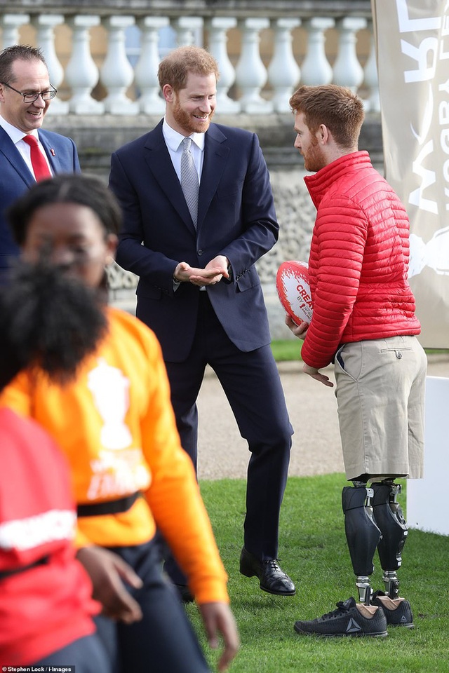 Hoàng tử Harry lần đầu xuất hiện sau khi tuyên bố rời hoàng gia với vẻ mặt bất thường và phớt lờ truyền thông - Ảnh 4.