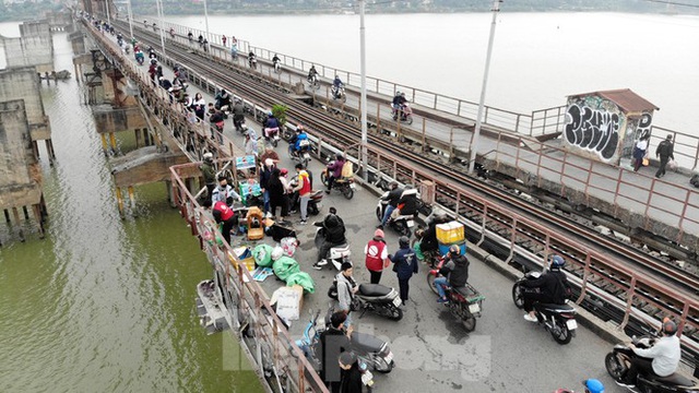 Cầu Long Biên tắc cứng vì người dân thả cá tiễn ông Công ông Táo - Ảnh 6.