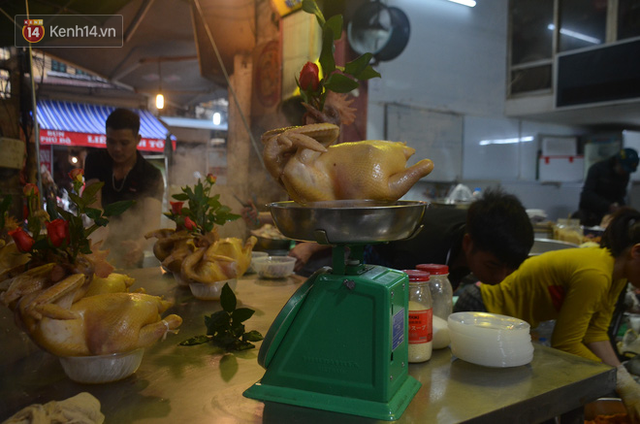 Chùm ảnh: Nửa triệu đồng bộ gà luộc xôi gấc, người Hà Nội chen chúc từ sáng sớm chờ mua cúng ông Công ông Táo - Ảnh 10.