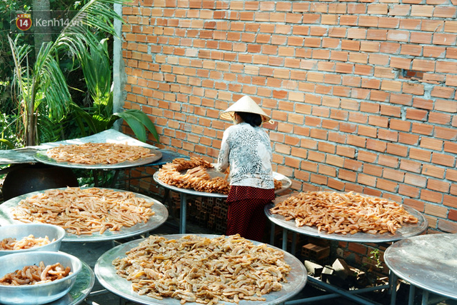 Chuyện chưa kể về đĩa mứt Tết đặc biệt của người phụ nữ miền Tây: Nhất quyết không lấy chồng để dành hết thời gian làm ra loại mứt mới - Ảnh 13.