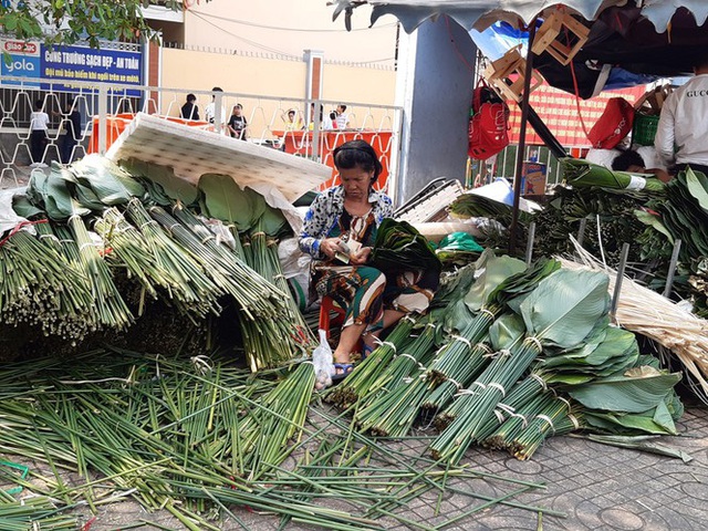 Chợ lá dong nửa thế kỷ ở Sài Gòn ế ẩm do heo tăng giá - Ảnh 1.