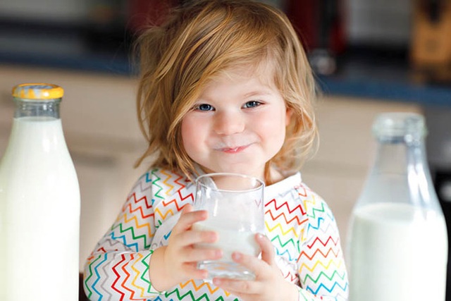 Mỗi ngày uống 2 cốc sữa vào thời điểm này, trẻ nhỏ sẽ hấp thụ trọn vẹn dinh dưỡng để cao lớn, thông minh vượt trội - Ảnh 1.