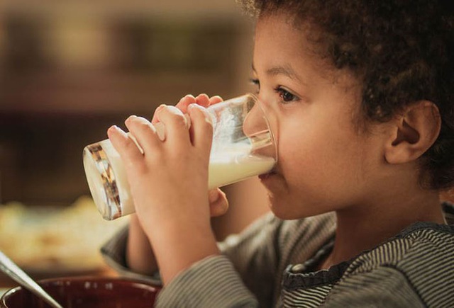 Mỗi ngày uống 2 cốc sữa vào thời điểm này, trẻ nhỏ sẽ hấp thụ trọn vẹn dinh dưỡng để cao lớn, thông minh vượt trội - Ảnh 2.