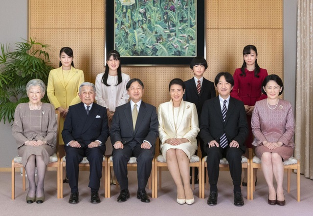  Hoàng gia Nhật công bố ảnh chụp đại gia đình chào mừng năm mới 2020, gây chú ý nhất là màn đọ sắc của 3 nàng công chúa  - Ảnh 1.